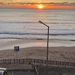 Wake Up To The Sea In Charming House In Semesterbostad