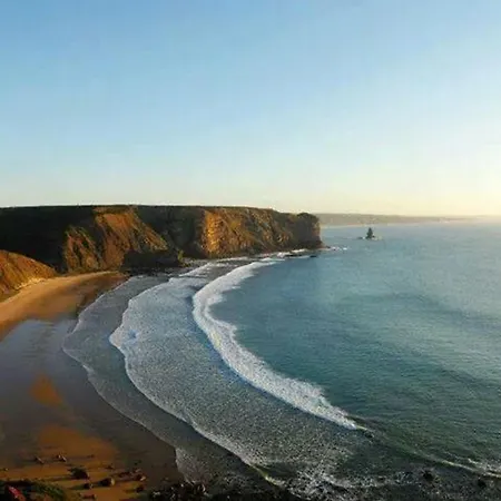 Дом отдыха Wake Up To The Sea In Charming House In